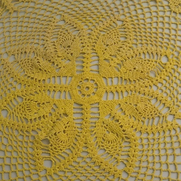 VINTAGE COTTON CROCHET BOHO 26" DIAMETER YELLOW HANDCRAFTED, CENTER TABLE SCAPE - Picture 2 of 11